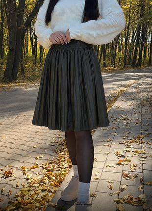 Юбка плиссе женская 🖤 экокожа 🖤vero moda миды стильная юбка🖤трендовый новый размер xs подойдет и на s🖤 черная кожаная плиссированная юбка демисезонная