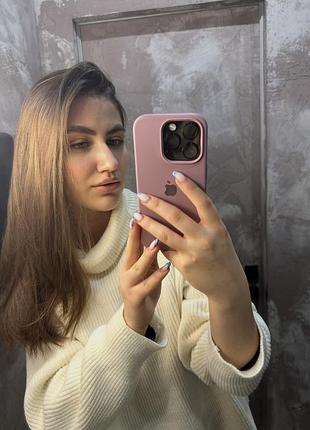 Жіночий довгий светр з коміром молочного кольору