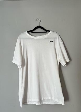 Чоловіча біла футболка nike оригінал спортивна базова 59% бавовна