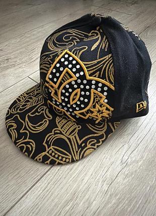 Бейсболка dc shoes чорна із золотистим візерунком та прямим козирком