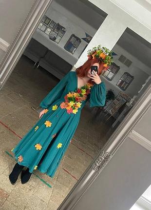 Довга святкова сукня з декором осіннього листя
