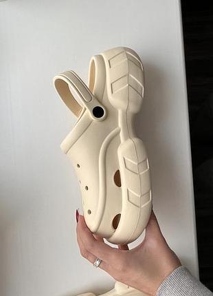 Сабо жіночі crocs на платформі бежеві