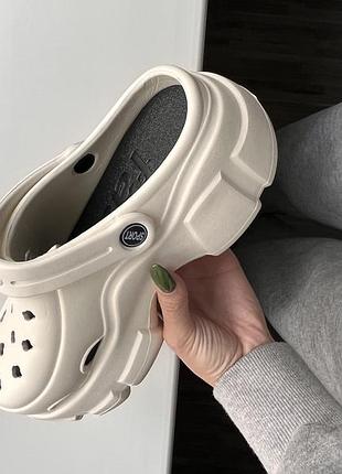 Сабо жіночі crocs на платформі бежеві 8