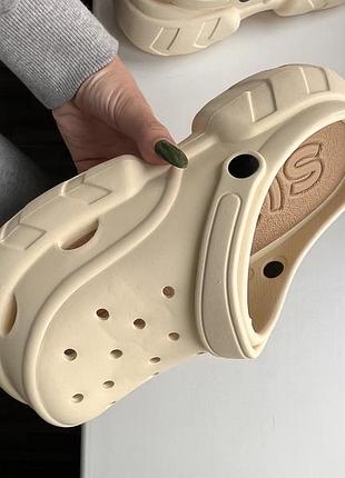 Сабо жіночі crocs на платформі бежеві 3