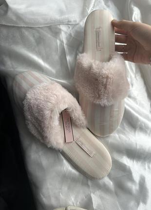 Тапочки домашні  victoria's secret signature satin slippers у ніжно-рожевому смугастому дизайні з м'яким штучним хутром вікторія сікрет жіночі 39-40