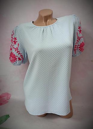 Блуза жіноча світло-блакитна з вишивкою розмір s