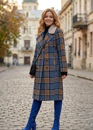 Двубортное пальто primark в клетку с меховым воротником