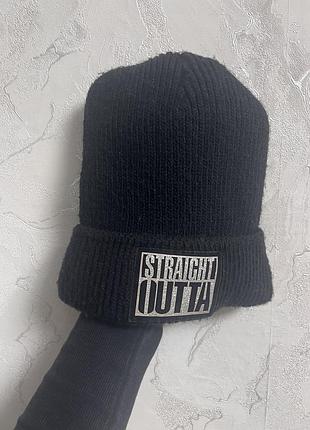 Чорна зимова шапка-біні в рубчик з написом straight outta