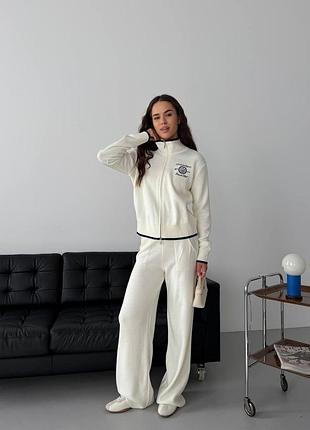 Повседневный трикотажный костюм в стиле tennis club с кофтой на молнии с брюками палаццо