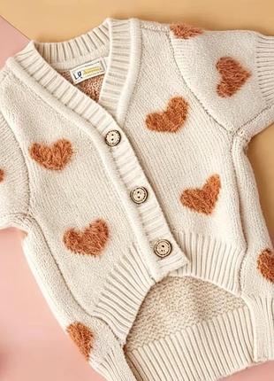 Кардиган для собак  в'язаний з сердечками