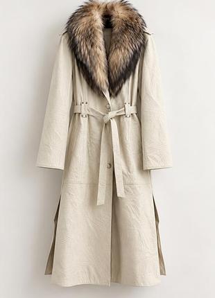 Шкіряне пальто із натуральним хутром молочного кольору