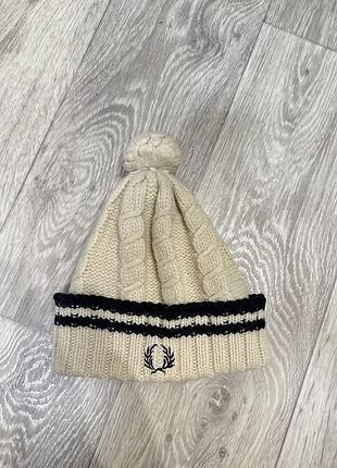 Шапка fred perry бежева з помпоном та відворотом
