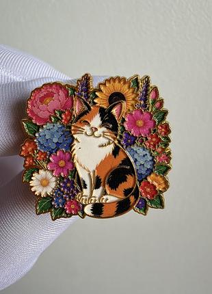 Пін значок металевий брошка «триколірний кіт у квітах» — котик серед яскравих квітів