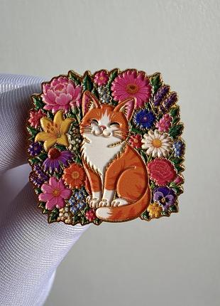 Пін значок металевий брошка «рудий котик у квітах» — кіт серед яскравих квітів