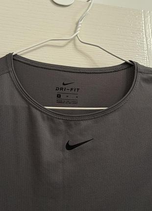 Жіноча спортивна футболка nike сіра розмір m dri-fit