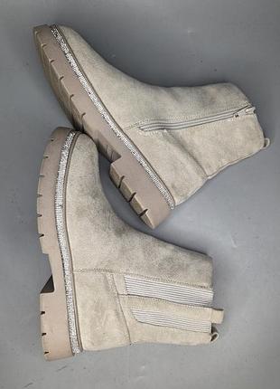 Осінні черевики river island 6