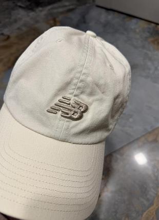 Бейсболка new balance бежева спортивна