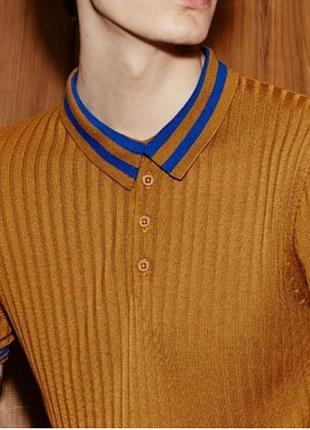 Мужское трикотажное поло-футболка zara man в горчично-желтом цвете с контрастной синей отделкой размер л