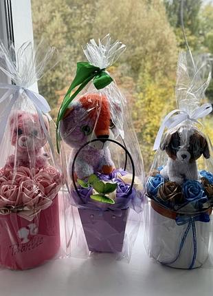 Подарунковий набір з м'якою іграшкою та трояндами з атласних стрічок у коробці