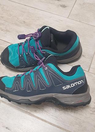Треккинговые кроссовки бренда salomon