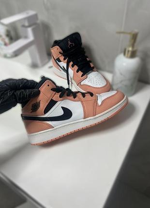 Кросівки nike air jordan 1 mid коралові з білим