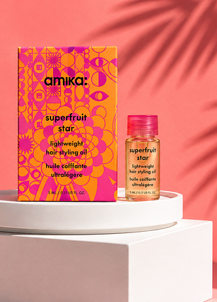 Ультралёгкое масло для укладки волос amika superfruit star lightweight hair styling oil в миниатюрном объёме (5 мл) вместе с фирменной коробочкой.