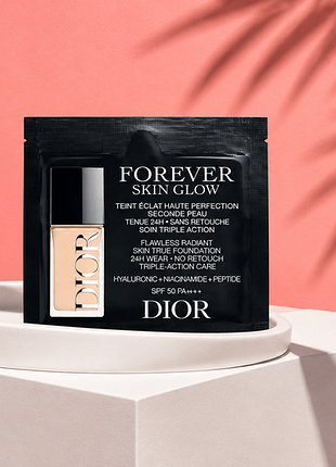 Саше-пробник (саше-пакетик) сияющей тональной основы dior forever skin glow 24h