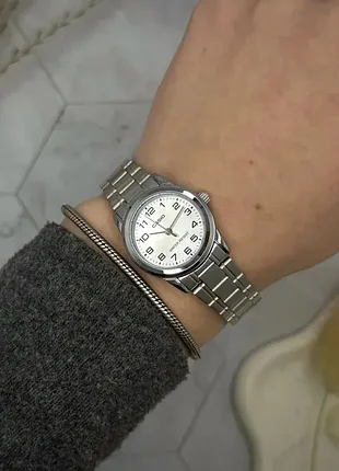 Жіночий годинник casio ltp-v001d-7b — класична модель у сріблястому кольорі з мінеральним склом