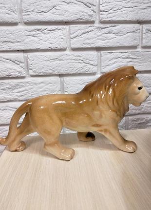 Красивая статуэтка фигура почтенного короля льва
