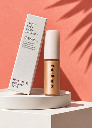 Жидкий хайлайтер rare beauty positive light liquid luminizer в оттенке exhilarate — это шелковистое средство для макияжа .