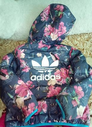 Куртка adidas  з капюшоном та квітковим принтом