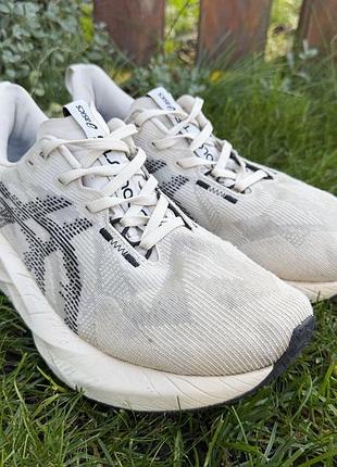 Оригінальні бігові кросівки asics novablast 5 1011b974-250 білі р41.5/26см