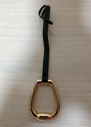Шкіряний брелок-підкова (charm / key ring) брелок  золотистого кольору з логотипом rll (lauren ralph lauren) на чорному шкіряному ремінці.