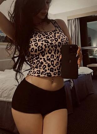Топ-майка женская укороченная 🐆 леопардовий принт, тканина-стрейч ✨ цвет капучино 💫 кежуал 📏 размер xs/s 🔥 кроп-топ, майка лео, анималистичный принт