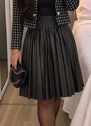 Юбка плиссе женская 🖤 экокожа 🖤vero moda миды стильная юбка🖤трендовый новый размер xs подойдет и на s🖤 черная кожаная плиссированная юбка демисезонная