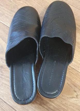 Кожаные сабо клоги zara basic на деревянной подошве / черные шлепанцы мюли с заклепками размер 36 5