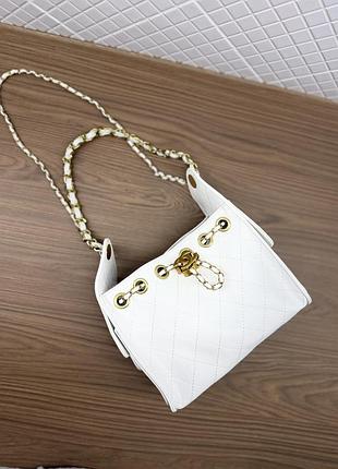 Жіноча сумка chanel біла стьобана через плече