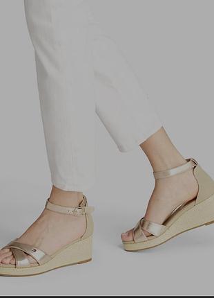 Сандалии tommy hilfiger metallic mid wedge gouden