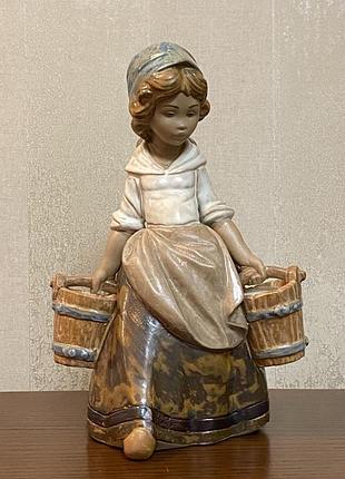 Фарфоровая статуэтка lladro «девушка с двумя ведрами».