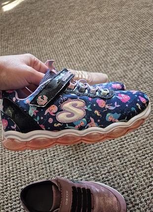 Дитячі кросівки skechers з підсвіткою та принтом