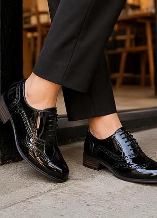 Жіночі оксфорди clarks з лакованої шкіри чорні