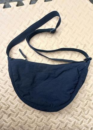 Нейлоновая сумка-бананка через плечо в форме полумесяца uniqlo round mini shoulder bag