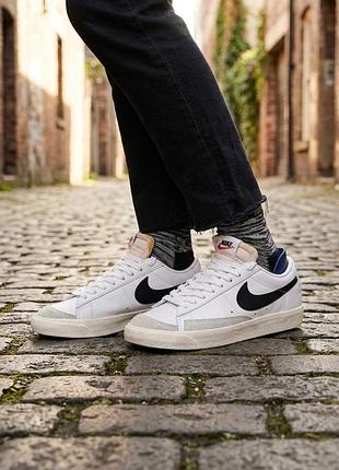 Чоловічі шкіряні кеди / кросівки nike blazer low білого кольору з чорним логотипом