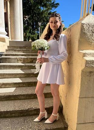 Коротка біла сукня з довгим рукавом