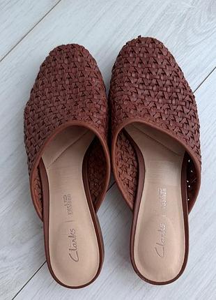 Мюлі жіночі clarks натуральна шкіра коричневі плетені