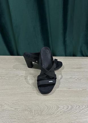 Жіночі босоніжки на підборах crocs cyprus iv heel у чорному кольорі
