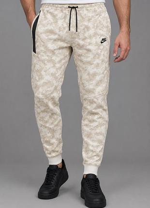 Чоловічі спортивні штани-джогери nike sportswear tech fleece joggers у світлому камуфляжному забарвленні (summit white camo / snow camo,