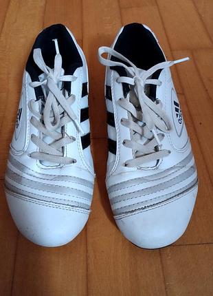 Кроссовки adidas в классическом бело-черном дизайне 39