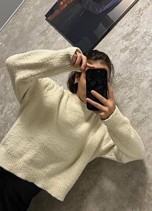 Жіночий теплий светр молочного кольору