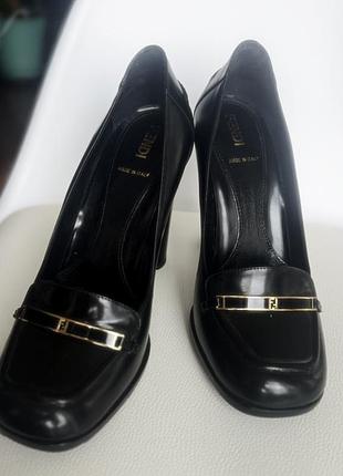 Туфлі жіночі fendi чорні лофери на підборах